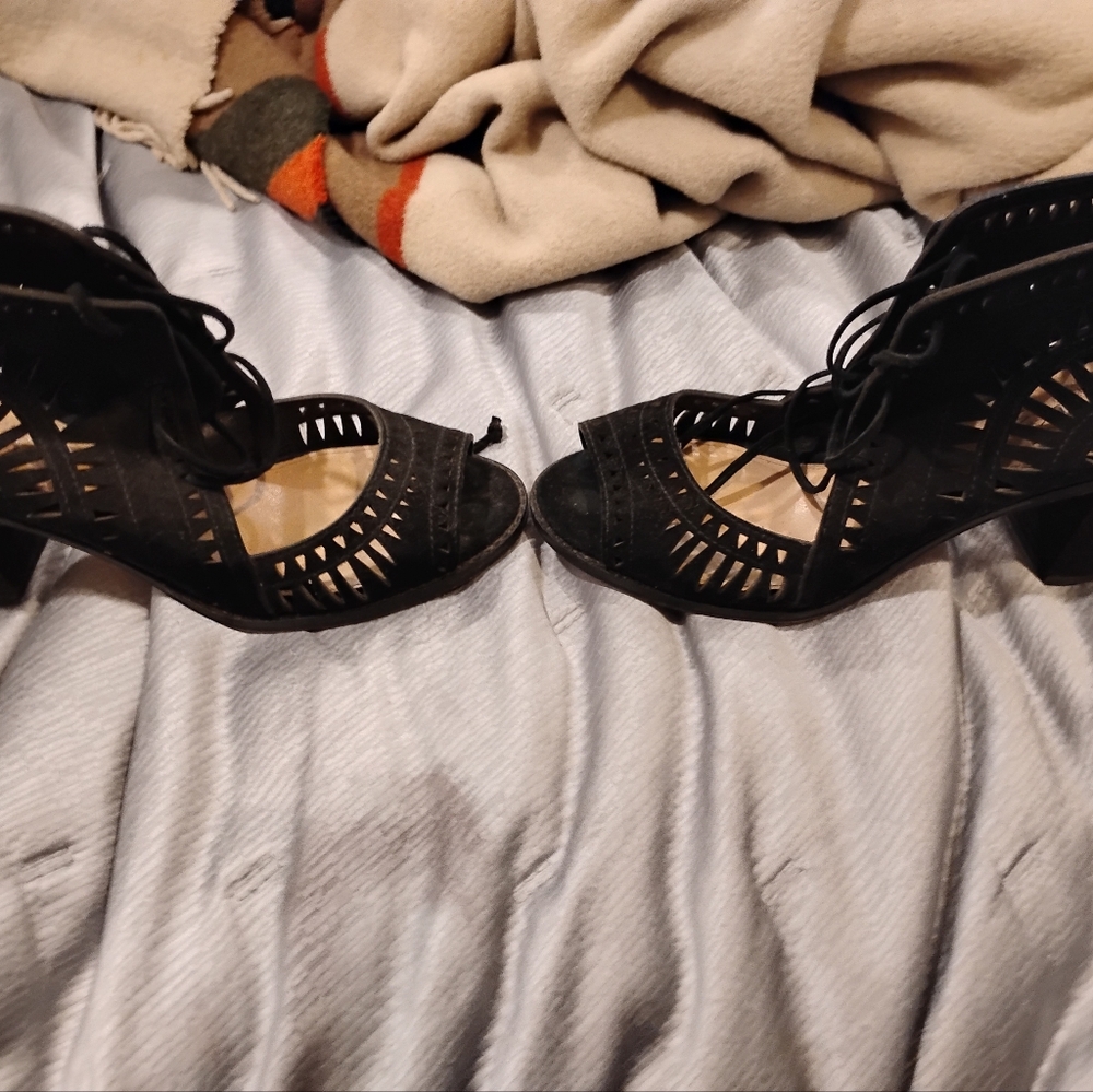 Vince Camuto black lace up ankle high shoes size 6.5 No Flaws - Picture 2 of 4